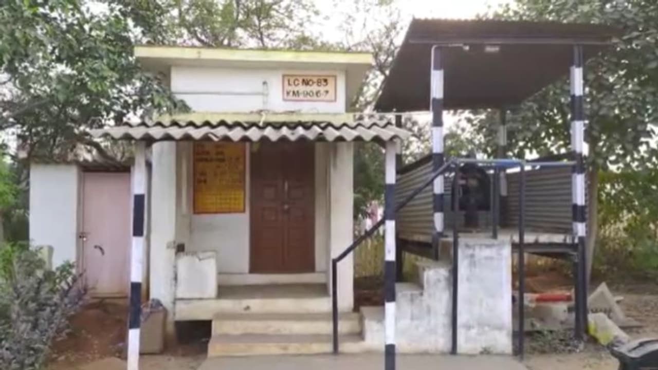 കല്ല് കൊണ്ട് തലയ്ക്ക് ആവർത്തിച്ച് ഇടിച്ചു; മലയാളി റെയിൽവെ ജീവനക്കാരിക്ക് ക്രൂര മർദ്ദനം, പീഡന ശ്രമമെന്ന് പൊലീസ്