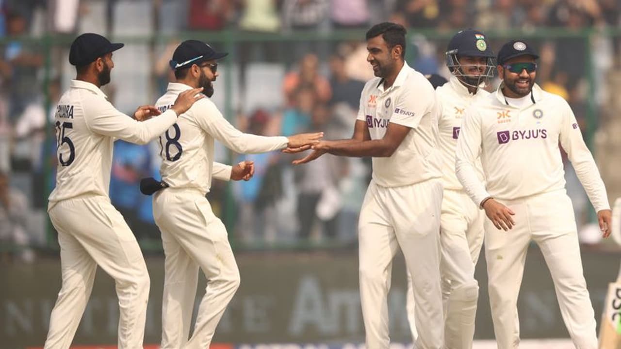 తొలి రోజే ఆస్ట్రేలియా ఆలౌట్... తొలి టెస్టు నుంచి పాఠాలు నేర్చుకున్న ఆసీస్! టీమిండియా ముందు.. తొలి రోజే ఆస్ట్రేలియా ఆలౌట్... తొలి టెస్టు నుంచి పాఠాలు నేర్చుకున్న ఆసీస్! టీమిండియా ముందు..