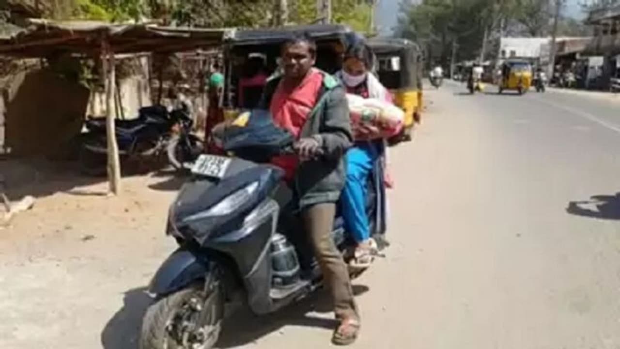 ಬುಡಕಟ್ಟು ದಂಪತಿಗೆ ಆಂಬುಲೆನ್ಸ್ ನಿರಾಕರಣೆ: ಮಗುವಿನ ಶವವನ್ನು ಸ್ಕೂಟರ್ನಲ್ಲಿ ಸಾಗಿಸಿದ ದಂಪತಿ ಬುಡಕಟ್ಟು ದಂಪತಿಗೆ ಆಂಬುಲೆನ್ಸ್ ನಿರಾಕರಣೆ: ಮಗುವಿನ ಶವವನ್ನು ಸ್ಕೂಟರ್ನಲ್ಲಿ ಸಾಗಿಸಿದ ದಂಪತಿ