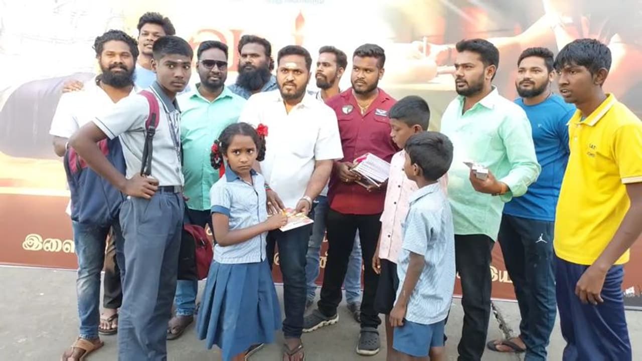 வாத்தி படத்தை வரவேற்று பள்ளி மாணவர்களுக்கு இலவச நோட்டு வழங்கிய தனுஷ் ரசிகர்கள்