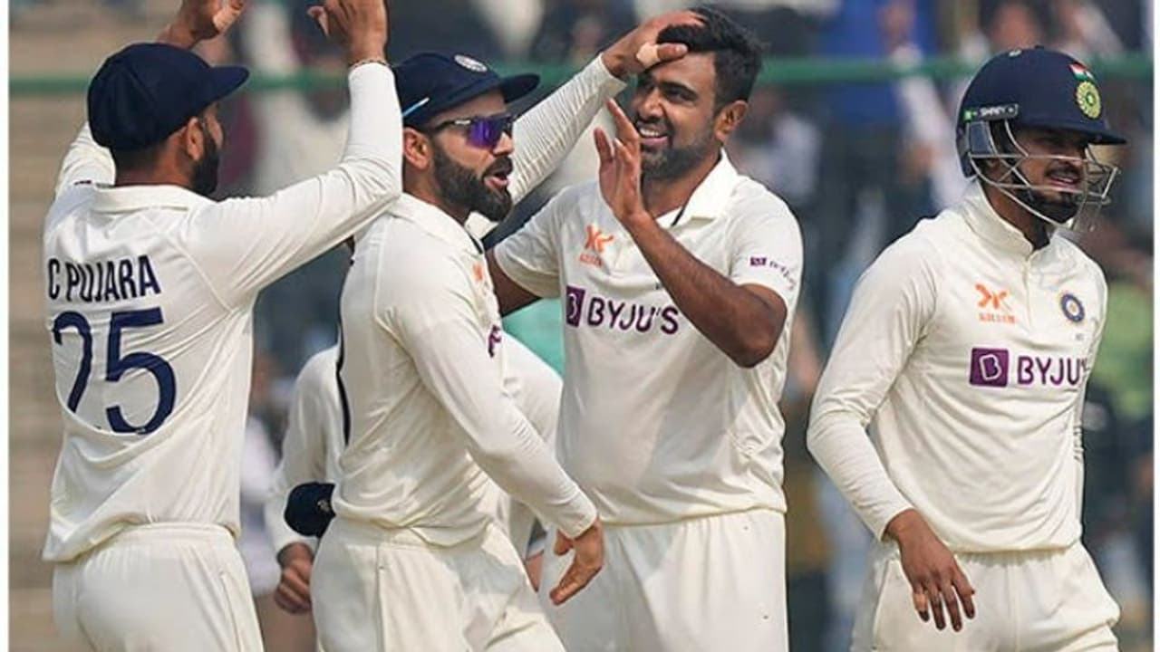 వరల్డ్ నెంబర్ వన్, టూ బ్యాటర్లను ఒకే ఓవర్లో ఔట్ చేసిన అశ్విన్.. ఖవాజాకు జడ్డూ షాక్ వరల్డ్ నెంబర్ వన్, టూ బ్యాటర్లను ఒకే ఓవర్లో ఔట్ చేసిన అశ్విన్.. ఖవాజాకు జడ్డూ షాక్