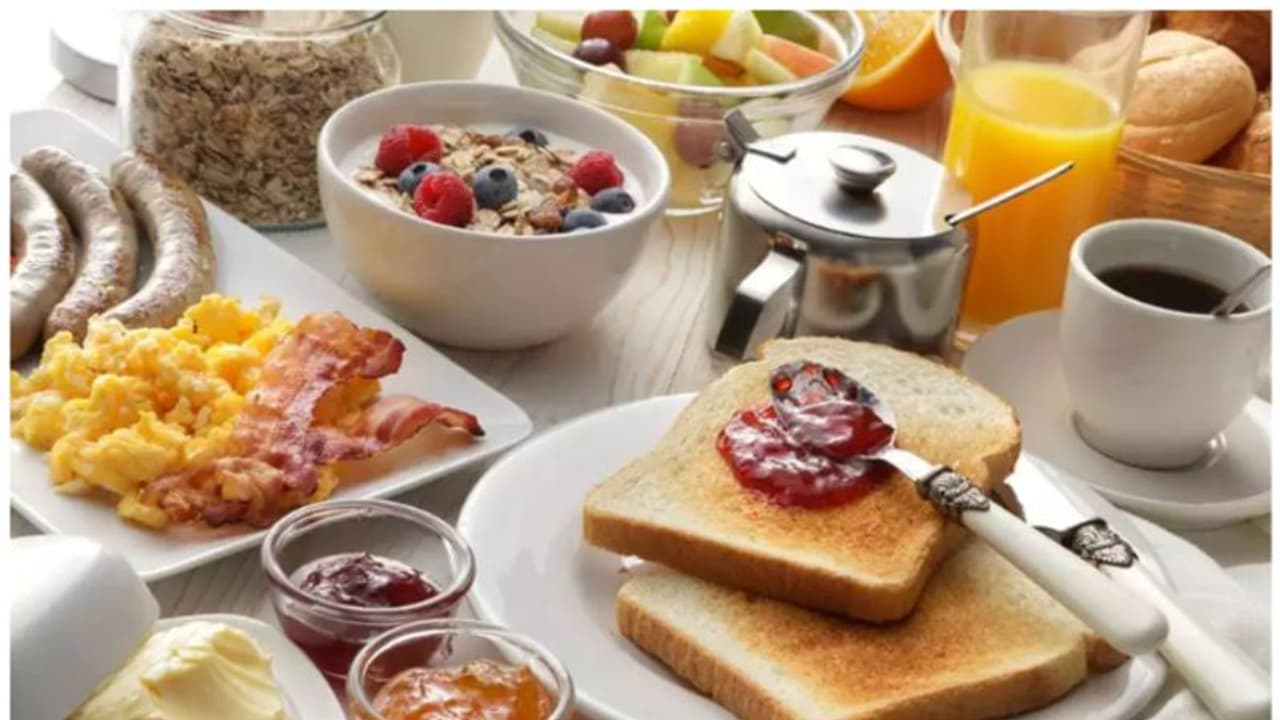 Eating Breakfast: డైటింగ్ పేరుతో ఉదయం అల్పాహారం తినడం మానేస్తున్నారా... ఈ సమస్యలు తప్పవు! Eating Breakfast: డైటింగ్ పేరుతో ఉదయం అల్పాహారం తినడం మానేస్తున్నారా... ఈ సమస్యలు తప్పవు!