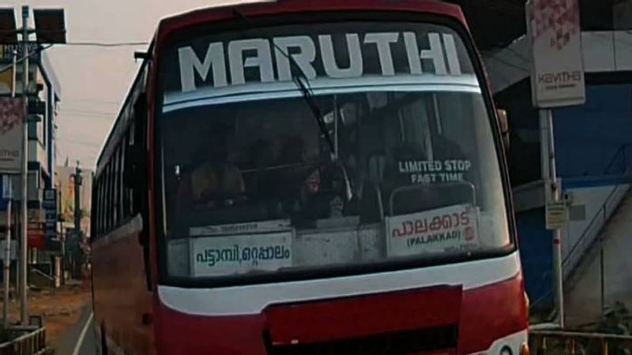 ചീറിപ്പാഞ്ഞ് സ്വകാര്യ ബസ്, അപകടമൊഴിവായത് തലനാരിഴയ്ക്ക്; ഡ്രൈവറുടെ ലൈസൻസ് തെറിച്ചു, നടുക്കുന്ന ദൃശ്യങ്ങള് ചീറിപ്പാഞ്ഞ് സ്വകാര്യ ബസ്, അപകടമൊഴിവായത് തലനാരിഴയ്ക്ക്; ഡ്രൈവറുടെ ലൈസൻസ് തെറിച്ചു, നടുക്കുന്ന ദൃശ്യങ്ങള്