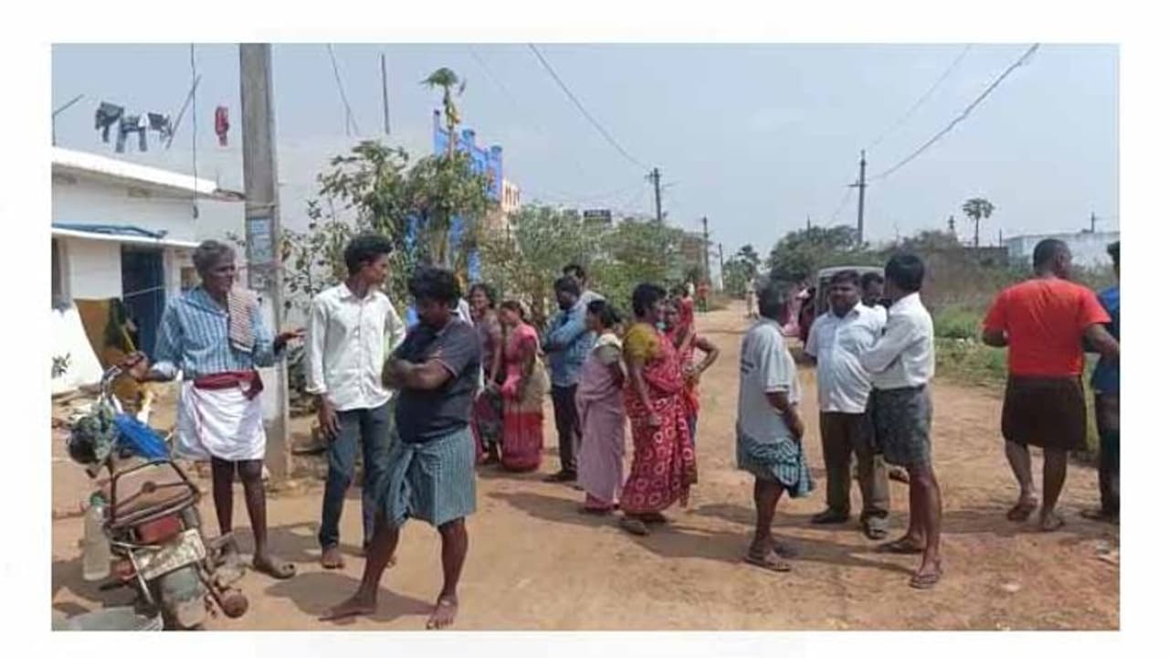  శ్రీకాకుళంలో తల్లీ కూతుళ్లపై దాడి: కూతురు మృతి, తల్లి పరిస్థితి విషమం