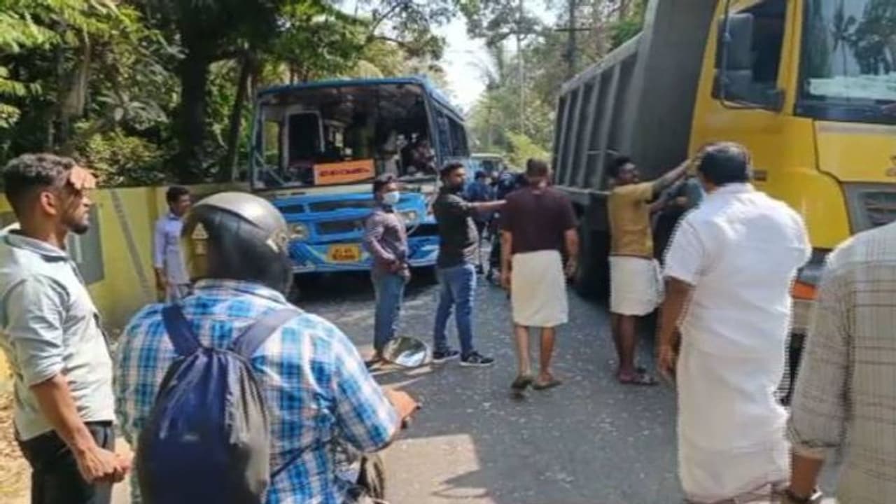 അമിത വേഗതത്തിലെത്തിയ സ്വകാര്യ ബസ് ടിപ്പർ ലോറിക്ക് പിന്നിൽ ഇടിച്ചു, 15 ഓളം പേർക്ക് പരിക്ക്