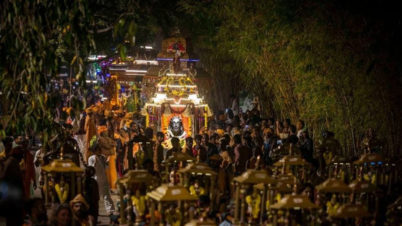 7 மாவட்டங்கள், 500 கிராமங்கள்... ஆதியோகி தேருடன் பல்லக்கில் ஈஷாவிற்கு பவனி வந்த அறுபத்து மூவர்! 7 மாவட்டங்கள், 500 கிராமங்கள்... ஆதியோகி தேருடன் பல்லக்கில் ஈஷாவிற்கு பவனி வந்த அறுபத்து மூவர்!