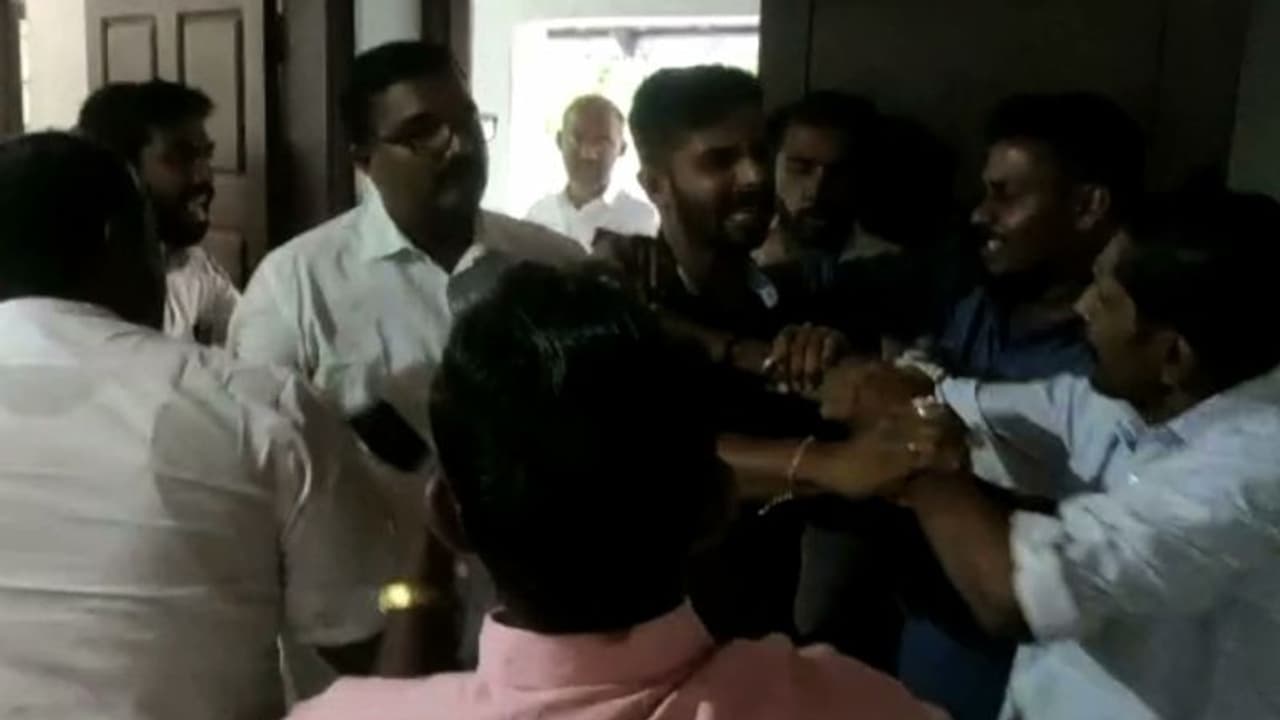 മല്ലപ്പള്ളിയിൽ കോണ്ഗ്രസ് യോഗത്തിനിടെ പ്രവര്ത്തകര് തമ്മിൽ തല്ലി; പിജെ കുര്യനെതിരെ ഗോബാക്ക് മുദ്രാവാക്യം മല്ലപ്പള്ളിയിൽ കോണ്ഗ്രസ് യോഗത്തിനിടെ പ്രവര്ത്തകര് തമ്മിൽ തല്ലി; പിജെ കുര്യനെതിരെ ഗോബാക്ക് മുദ്രാവാക്യം