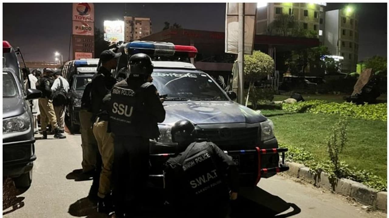 കറാച്ചിയില് ഭീകരാക്രമണം; പൊലീസ് ആസ്ഥാനം ആക്രമിച്ച് ഭീകരര്, നിരവധി ഉദ്യോഗസ്ഥരെ ബന്ദികളാക്കിയെന്ന് സംശയം കറാച്ചിയില് ഭീകരാക്രമണം; പൊലീസ് ആസ്ഥാനം ആക്രമിച്ച് ഭീകരര്, നിരവധി ഉദ്യോഗസ്ഥരെ ബന്ദികളാക്കിയെന്ന് സംശയം