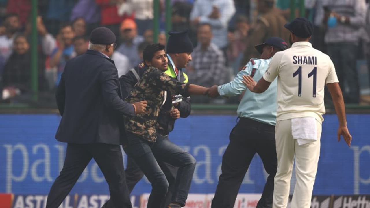 മൈതാനത്തിറങ്ങിയ ആരാധകനെ സുരക്ഷാ ജീവനക്കാര്‍ വലിച്ചിഴച്ചു; ഷമിയുടെ ഇടപെടലിന് കയ്യടി വീഡിയോ