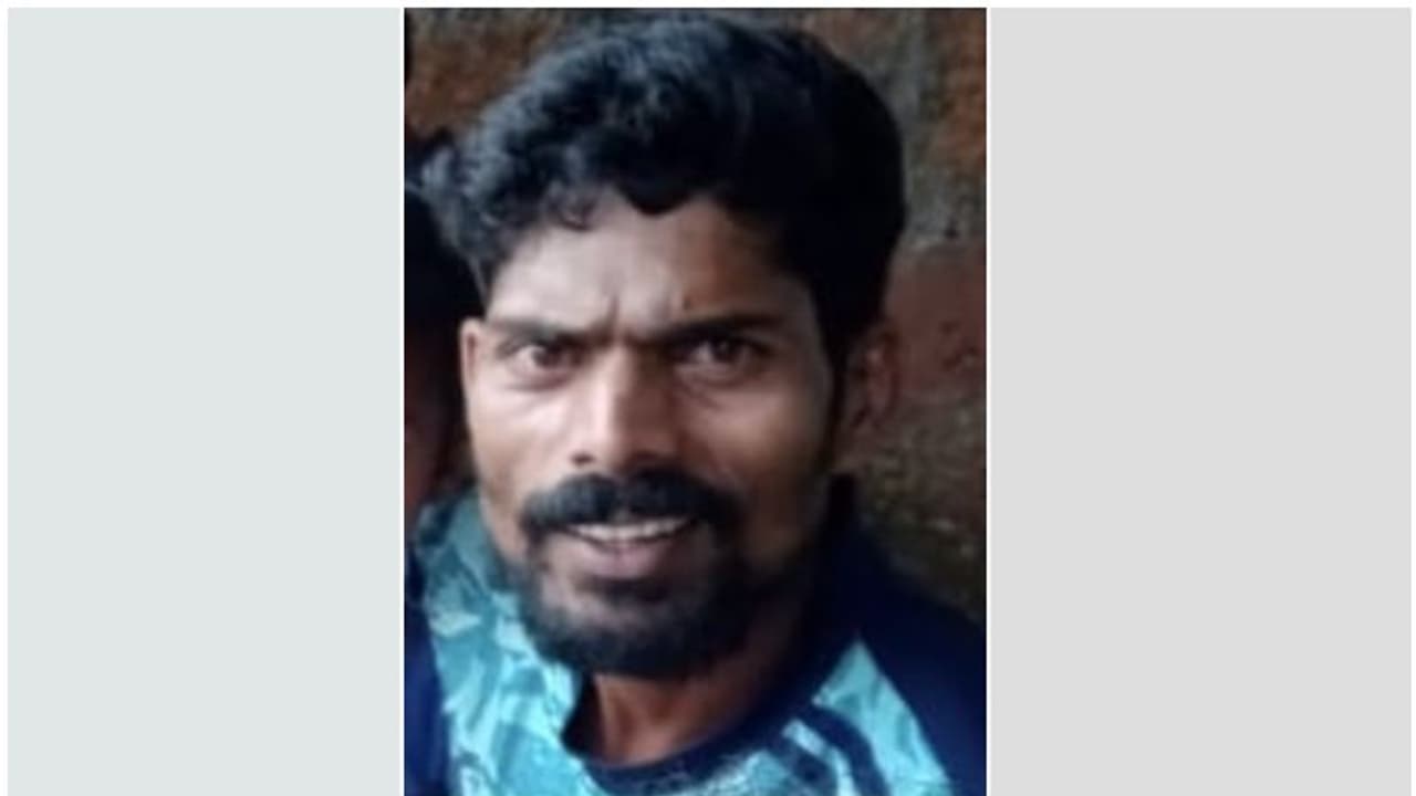 വാഴയ്ക്ക് തൂണ് നാട്ടുന്നതിനുള്ള കവുങ്ങ് മുറിക്കുന്നതിനിടെ അപകടം; യുവാവിന് ദാരുണാന്ത്യം വാഴയ്ക്ക് തൂണ് നാട്ടുന്നതിനുള്ള കവുങ്ങ് മുറിക്കുന്നതിനിടെ അപകടം; യുവാവിന് ദാരുണാന്ത്യം