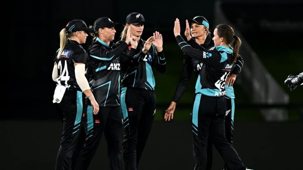 மகளிர் டி20 உலக கோப்பை: பேட்ஸ் அபார பேட்டிங்.. வங்கதேசத்தை ஊதித்தள்ளிய நியூசிலாந்து அணி மகளிர் டி20 உலக கோப்பை: பேட்ஸ் அபார பேட்டிங்.. வங்கதேசத்தை ஊதித்தள்ளிய நியூசிலாந்து அணி