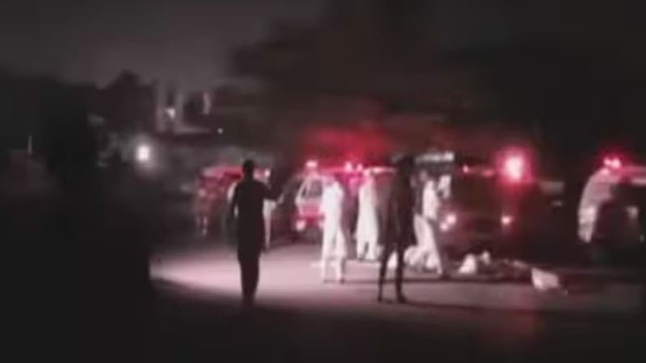 కరాచీలో ఉగ్రవాదుల బీభత్సం.. పోలీసు హెడ్ క్వార్టర్ లో నాలుగు గంటల పాటు మారణకాండ! కరాచీలో ఉగ్రవాదుల బీభత్సం.. పోలీసు హెడ్ క్వార్టర్ లో నాలుగు గంటల పాటు మారణకాండ!