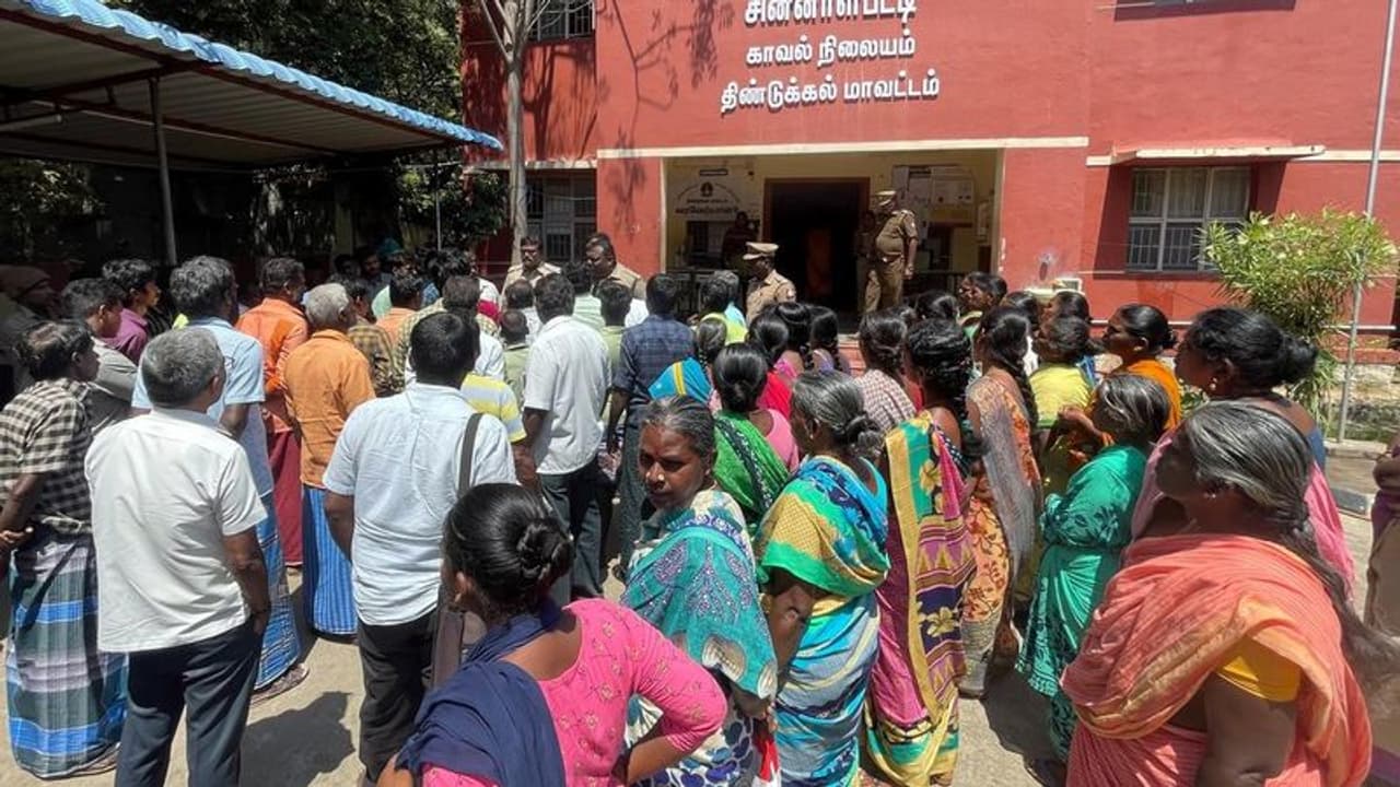 ஜாதியை சொல்லி திட்டிய ஆசிரியை... மணமுடைந்த மாணவிகள் இருவர் தற்கொலை முயற்சி!!