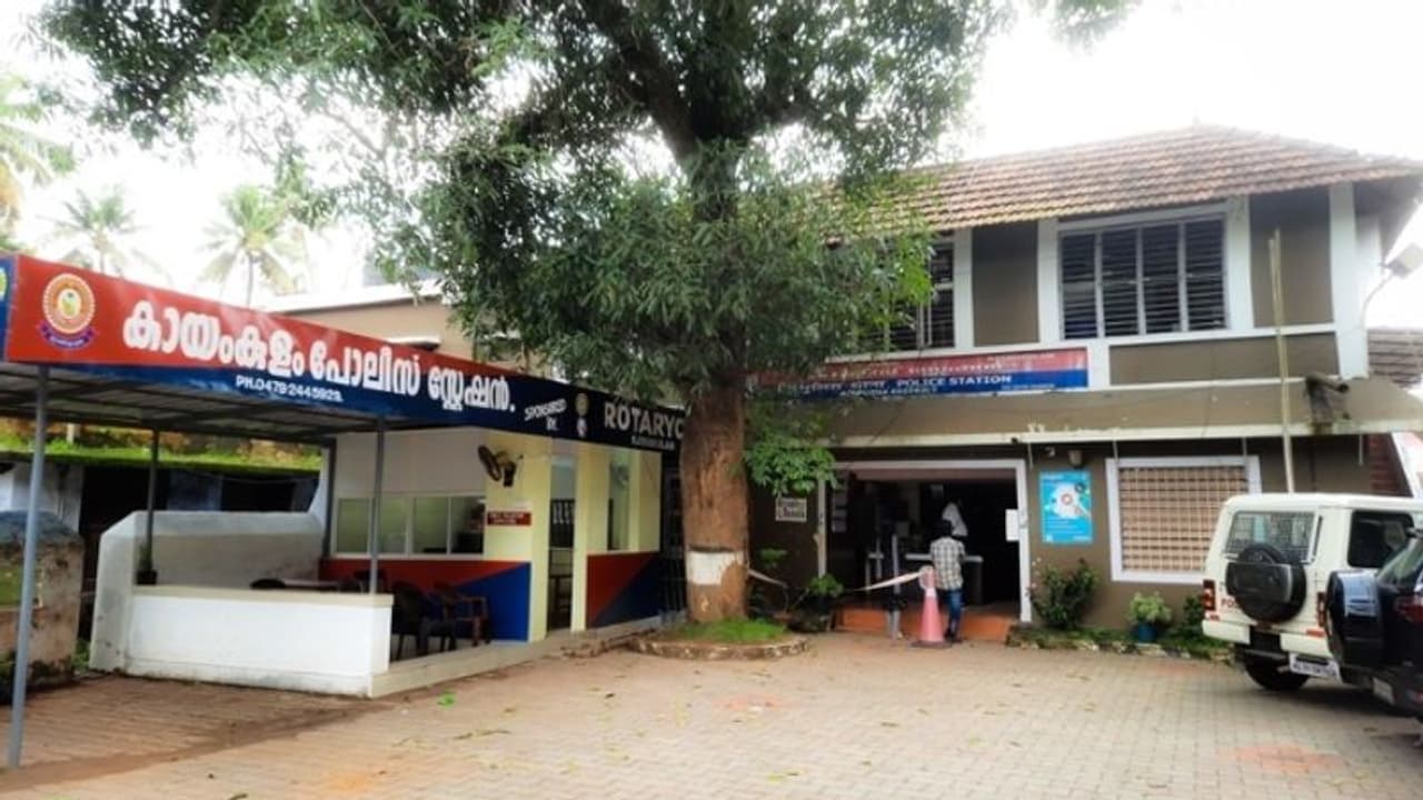 സ്ത്രീധനത്തിന്റെ പേരിൽ ഭാര്യയെ മർദ്ദിച്ചു; കായംകുളത്ത് സിപിഐ ലോക്കൽ സെക്രട്ടറിക്കെതിരെ കേസെടുത്തു സ്ത്രീധനത്തിന്റെ പേരിൽ ഭാര്യയെ മർദ്ദിച്ചു; കായംകുളത്ത് സിപിഐ ലോക്കൽ സെക്രട്ടറിക്കെതിരെ കേസെടുത്തു