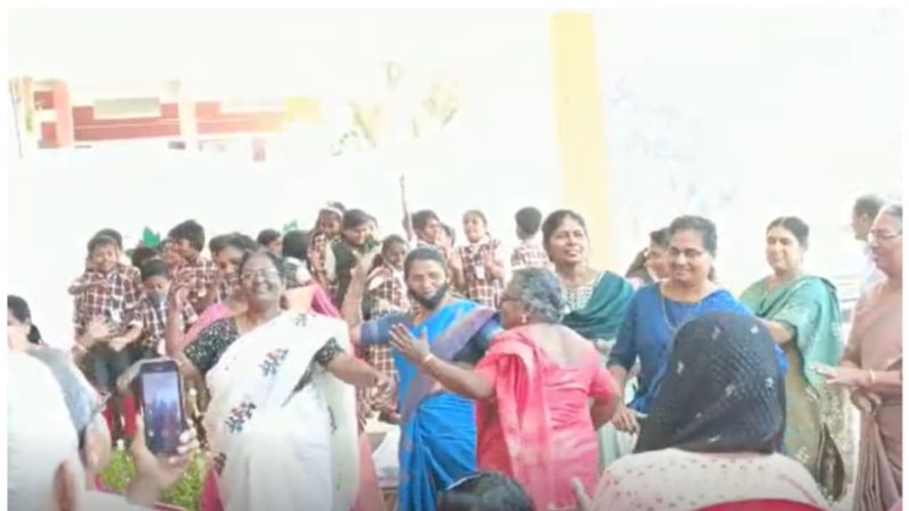 ഗ്രാൻഡ് പേരന്റ്സ് ഡേയിൽ വിദ്യാർത്ഥികൾക്കൊപ്പം ചുവടുവെച്ച് മുത്തശ്ശൻമാരും മുത്തശ്ശിമാരും; വീഡിയോ കാണാം