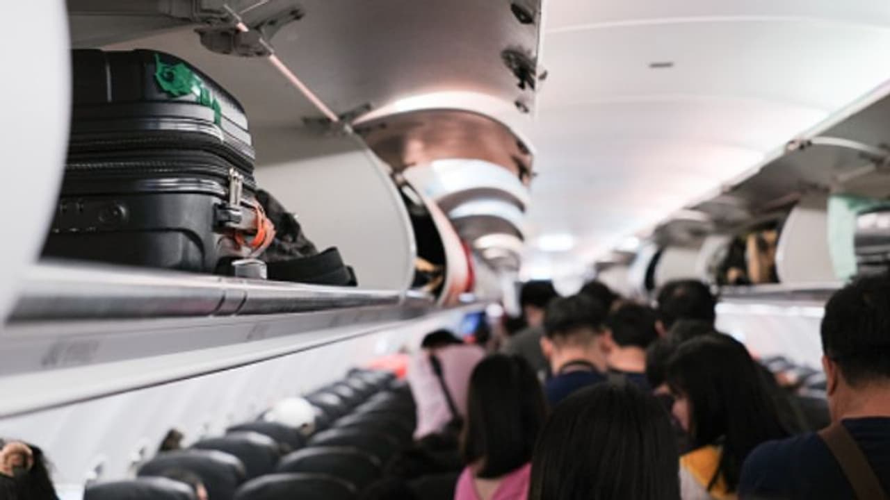 വിമാനത്തില് നിന്ന് ഇറങ്ങുമ്പോള് സഹയാത്രികന്റെ പണവും ഫോണും അടങ്ങിയ ക്യാബിന് ബാഗ് അടിച്ചുമാറ്റി യുവാവ് വിമാനത്തില് നിന്ന് ഇറങ്ങുമ്പോള് സഹയാത്രികന്റെ പണവും ഫോണും അടങ്ങിയ ക്യാബിന് ബാഗ് അടിച്ചുമാറ്റി യുവാവ്