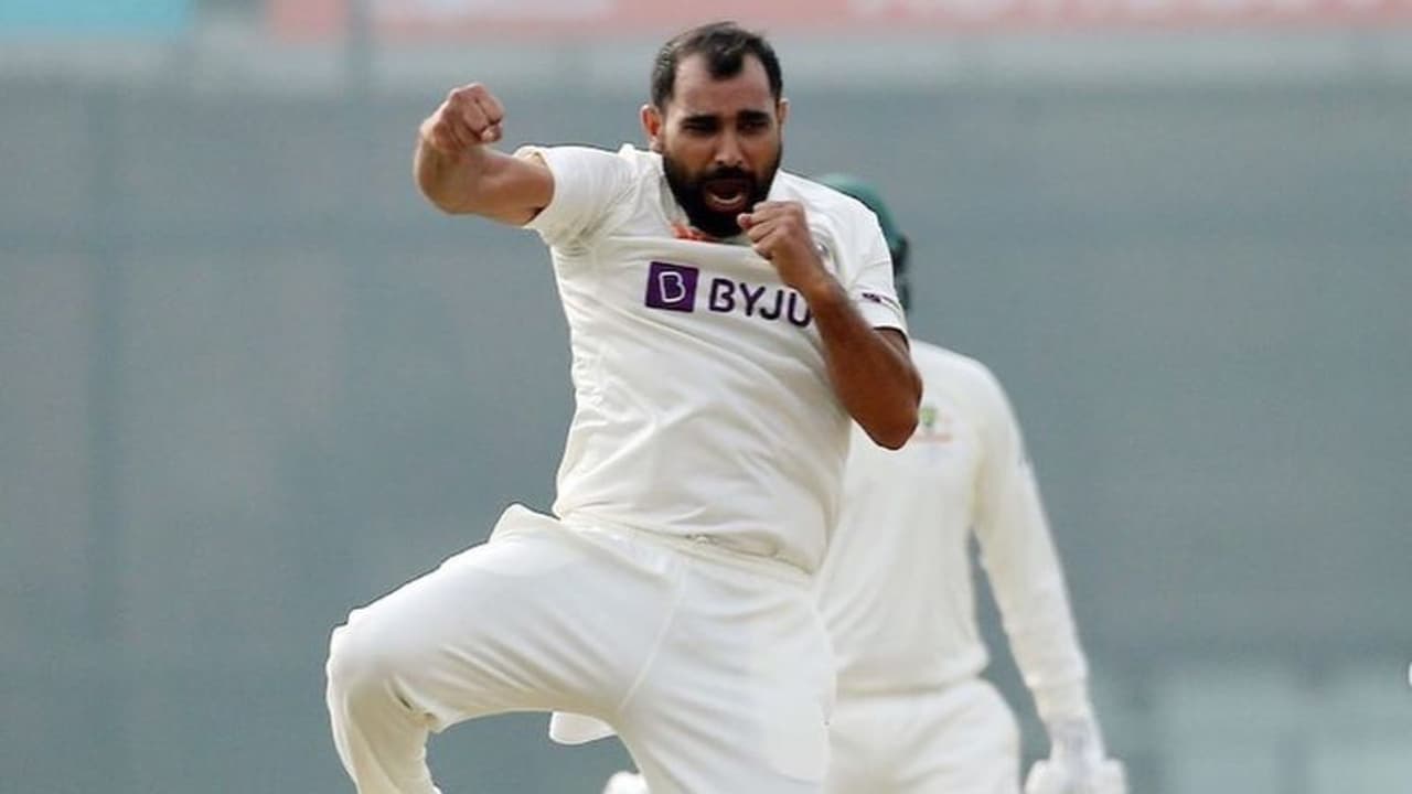 గ్రౌండ్ లోకి దూసుకొచ్చిన అభిమాని... షమీ చేసిన పనికి ఫిదా...! గ్రౌండ్ లోకి దూసుకొచ్చిన అభిమాని... షమీ చేసిన పనికి ఫిదా...!