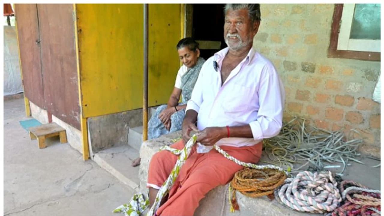 പഴയ സാരിയും പ്ലാസ്റ്റിക് ചാക്കും സാമ്പ്രാണിതിരിയുടെ കവർ പോലും കയറാക്കി മാറ്റും ഗോപിനാഥന്! എങ്ങനെയെന്നോ? പഴയ സാരിയും പ്ലാസ്റ്റിക് ചാക്കും സാമ്പ്രാണിതിരിയുടെ കവർ പോലും കയറാക്കി മാറ്റും ഗോപിനാഥന്! എങ്ങനെയെന്നോ?