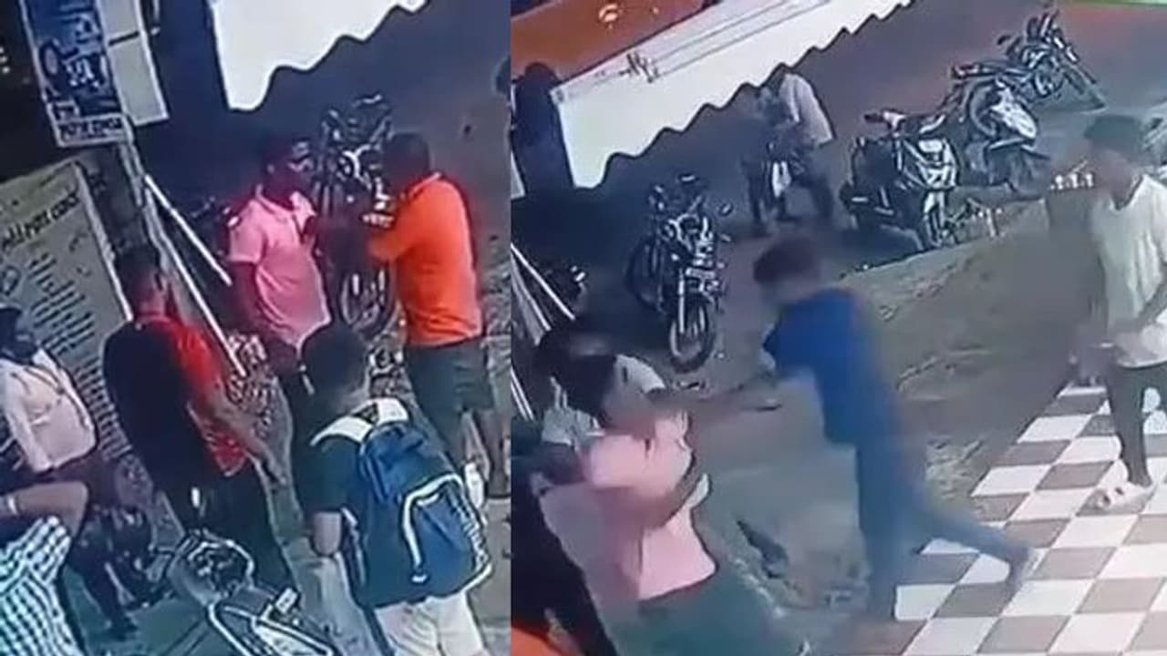 வெஜ் ஹோட்டலில் சிக்கன் ரைஸ் கேட்டு அடாவடி! சரமாரியாக தாக்கிக்கொண்ட காவலர்கள் ஊழியர்கள்! சிசிடிவி காட்சி.! வெஜ் ஹோட்டலில் சிக்கன் ரைஸ் கேட்டு அடாவடி! சரமாரியாக தாக்கிக்கொண்ட காவலர்கள் ஊழியர்கள்! சிசிடிவி காட்சி.!