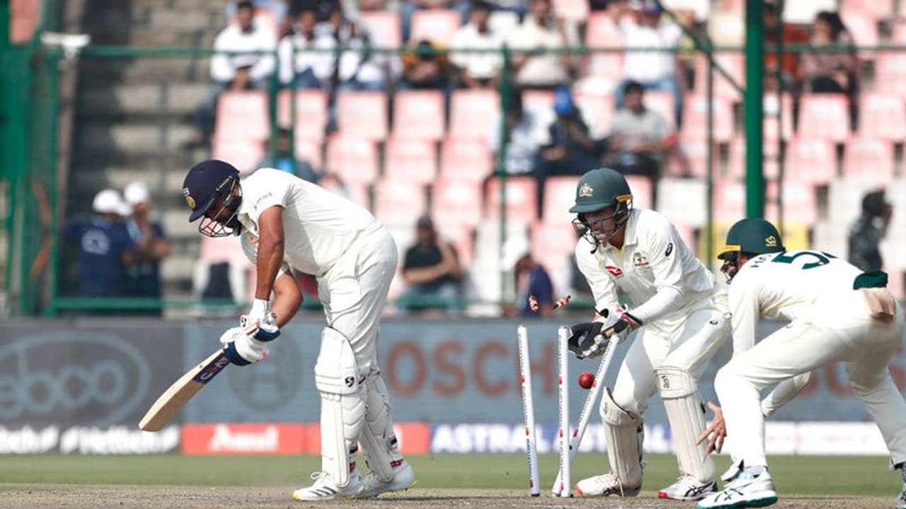 നാലു വിക്കറ്റ് നഷ്ടം; പ്രതീക്ഷ കോലിയില്, ഡല്ഹി ടെസ്റ്റില് ഇന്ത്യയെ കറക്കിയിട്ട് നേഥന് ലിയോണ് നാലു വിക്കറ്റ് നഷ്ടം; പ്രതീക്ഷ കോലിയില്, ഡല്ഹി ടെസ്റ്റില് ഇന്ത്യയെ കറക്കിയിട്ട് നേഥന് ലിയോണ്