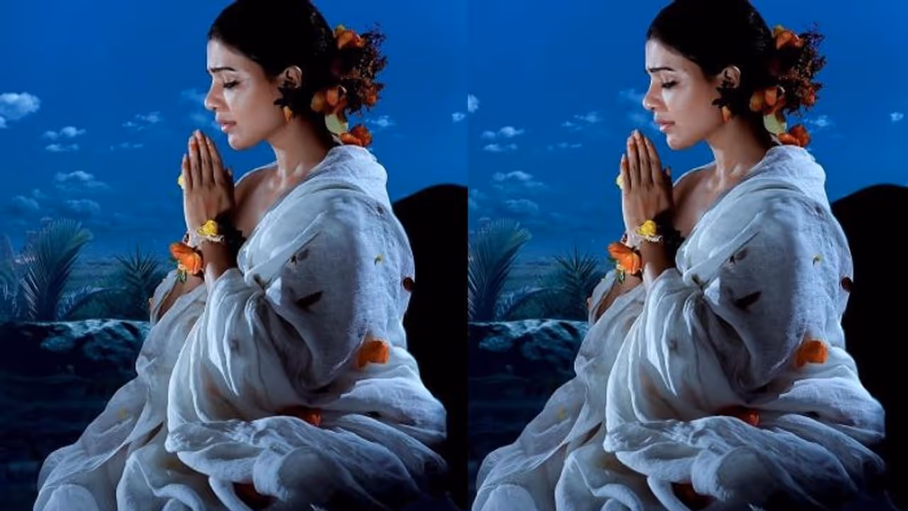 శివ ఆరాధనలో సమంత.. ‘భగవంతుని ఆశీస్సులు కలగాలం’టూ సామ్ ఇంట్రెస్టింగ్ పోస్ట్! శివ ఆరాధనలో సమంత.. ‘భగవంతుని ఆశీస్సులు కలగాలం’టూ సామ్ ఇంట్రెస్టింగ్ పోస్ట్!