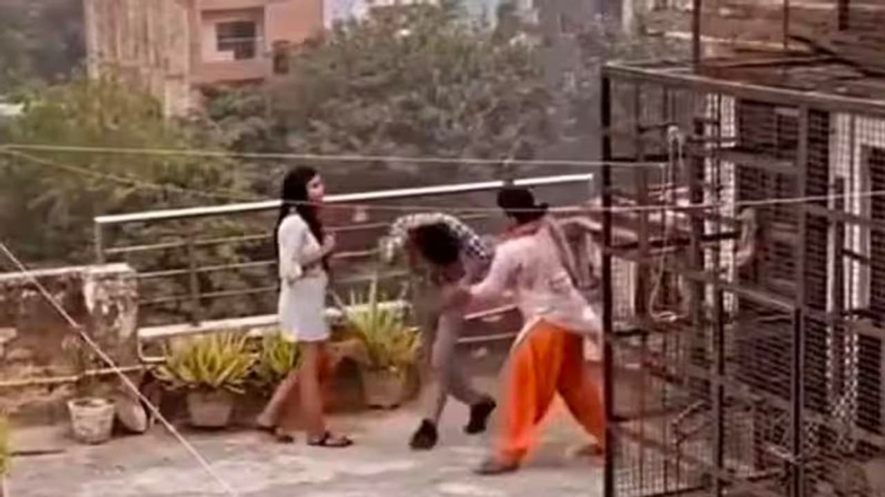 ప్రియుడితో ముచ్చట్లు... తల్లికి అడ్డంగా దొరికిపోయిన కూతురు...!