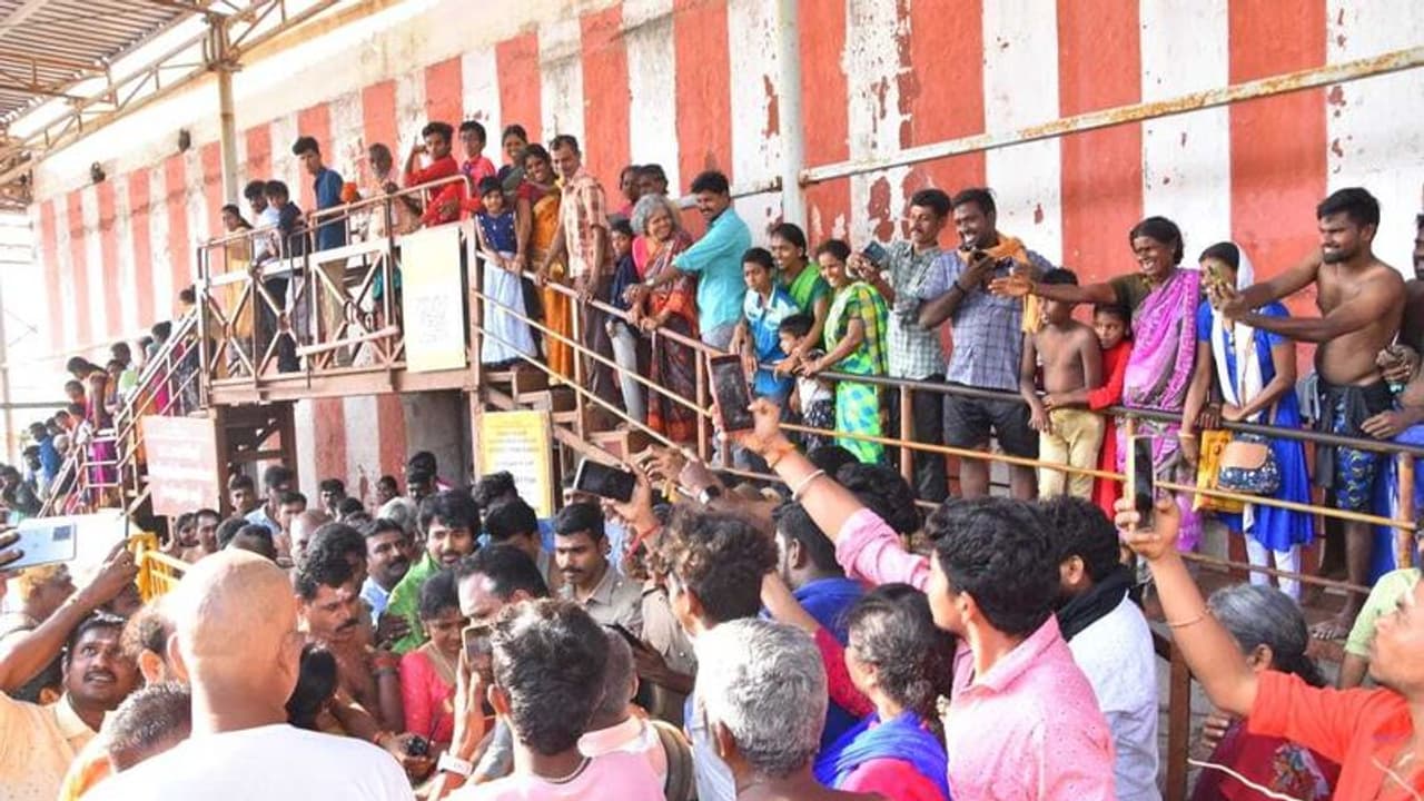 திருச்சந்தூரில் சாமி தரிசனம் செய்த நடிகர் சிவகார்திகேயன்... ரசிகர்களுக்குள் தள்ளு முள்ளு ஏற்பட்டதால் பரபரப்பு! திருச்சந்தூரில் சாமி தரிசனம் செய்த நடிகர் சிவகார்திகேயன்... ரசிகர்களுக்குள் தள்ளு முள்ளு ஏற்பட்டதால் பரபரப்பு!