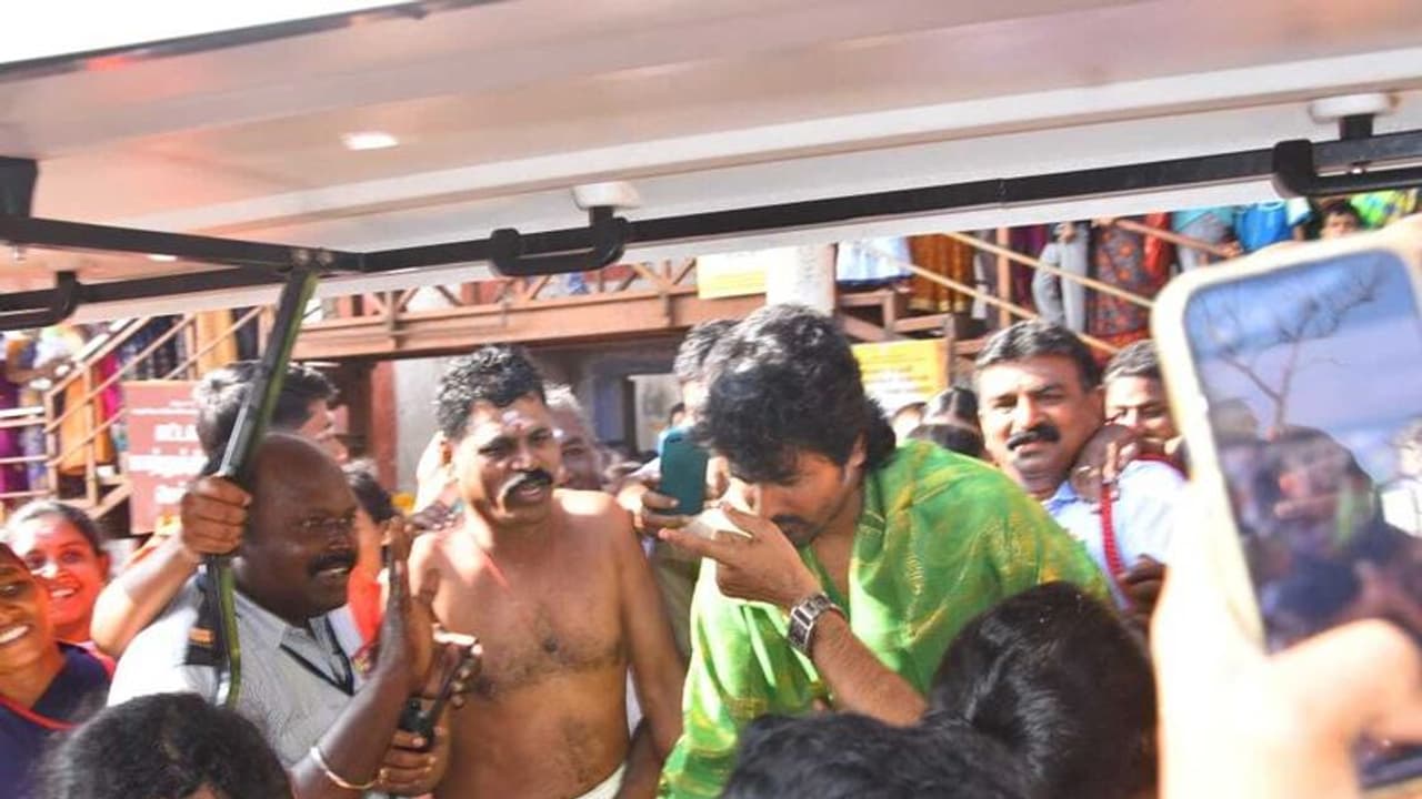 பொங்கல் ரேஸில் வெற்றி... அயலான் டீம் உடன் கோவை பட்டீஸ்வரர் கோயிலில் சாமி தரிசனம் செய்த சிவகார்த்திகேயன் பொங்கல் ரேஸில் வெற்றி... அயலான் டீம் உடன் கோவை பட்டீஸ்வரர் கோயிலில் சாமி தரிசனம் செய்த சிவகார்த்திகேயன்