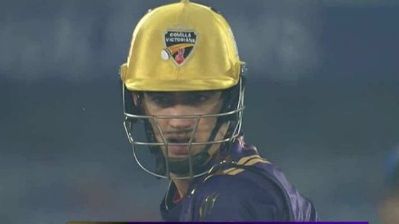 ఆడేది పాకిస్తాన్ లీగ్లో.. పెట్టుకున్నది బంగ్లాదేశ్ లీగ్ హెల్మెట్.. పాక్ యువ పేసర్కు జరిమానా ఆడేది పాకిస్తాన్ లీగ్లో.. పెట్టుకున్నది బంగ్లాదేశ్ లీగ్ హెల్మెట్.. పాక్ యువ పేసర్కు జరిమానా