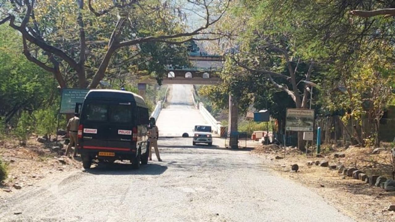 കർണാടക വനപാലകരുടെ വെടിയേറ്റ് തമിഴ്നാട് സ്വദേശി മരിച്ച സംഭവത്തിൽ സംഘര്ഷത്തിന് അയവ് കർണാടക വനപാലകരുടെ വെടിയേറ്റ് തമിഴ്നാട് സ്വദേശി മരിച്ച സംഭവത്തിൽ സംഘര്ഷത്തിന് അയവ്