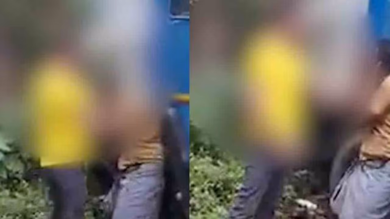 തൃശ്ശൂരിലെ വൈറൽ അടി കേസിൽ നടപടി; പത്താംക്ലാസുകാരനെ പീഡിപ്പിക്കാൻ ശ്രമിച്ച ലോറി ഡ്രൈവർക്കെതിരെ കേസെടുക്കും തൃശ്ശൂരിലെ വൈറൽ അടി കേസിൽ നടപടി; പത്താംക്ലാസുകാരനെ പീഡിപ്പിക്കാൻ ശ്രമിച്ച ലോറി ഡ്രൈവർക്കെതിരെ കേസെടുക്കും