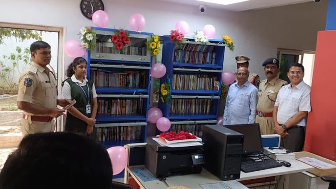 చిన్నారి బాలిక విజ్ఞప్తికి స్పందించిన సైబరాబాద్ సీపీ స్టీఫెన్ రవీంద్ర.. సనత్నగర్ పీఎస్లో లైబ్రరీ ప్రారంభం చిన్నారి బాలిక విజ్ఞప్తికి స్పందించిన సైబరాబాద్ సీపీ స్టీఫెన్ రవీంద్ర.. సనత్నగర్ పీఎస్లో లైబ్రరీ ప్రారంభం