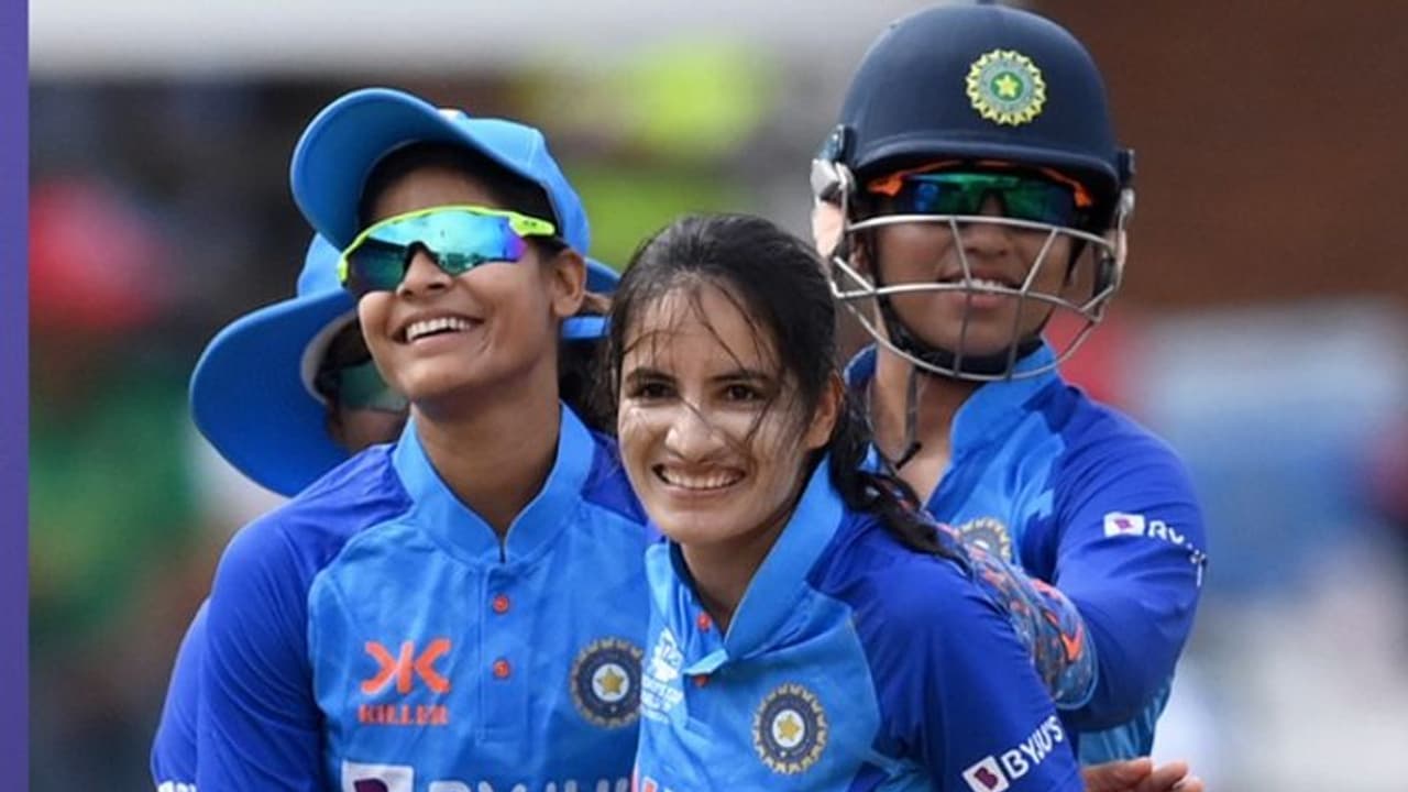 மகளிர் டி20 உலக கோப்பை: 5 விக்கெட் வீழ்த்தி அசத்திய ரேணுகா சிங்..! சவாலான இலக்கை நிர்ணயித்த இங்கிலாந்து மகளிர் டி20 உலக கோப்பை: 5 விக்கெட் வீழ்த்தி அசத்திய ரேணுகா சிங்..! சவாலான இலக்கை நிர்ணயித்த இங்கிலாந்து