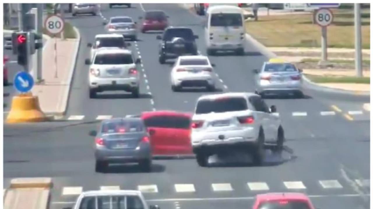 ശ്രദ്ധ റോഡിലല്ലെങ്കില്‍ ഇങ്ങനെയൊക്കെ സംഭവിക്കും; വീഡിയോ ദൃശ്യങ്ങള്‍ പുറത്തുവിട്ട് പൊലീസ്