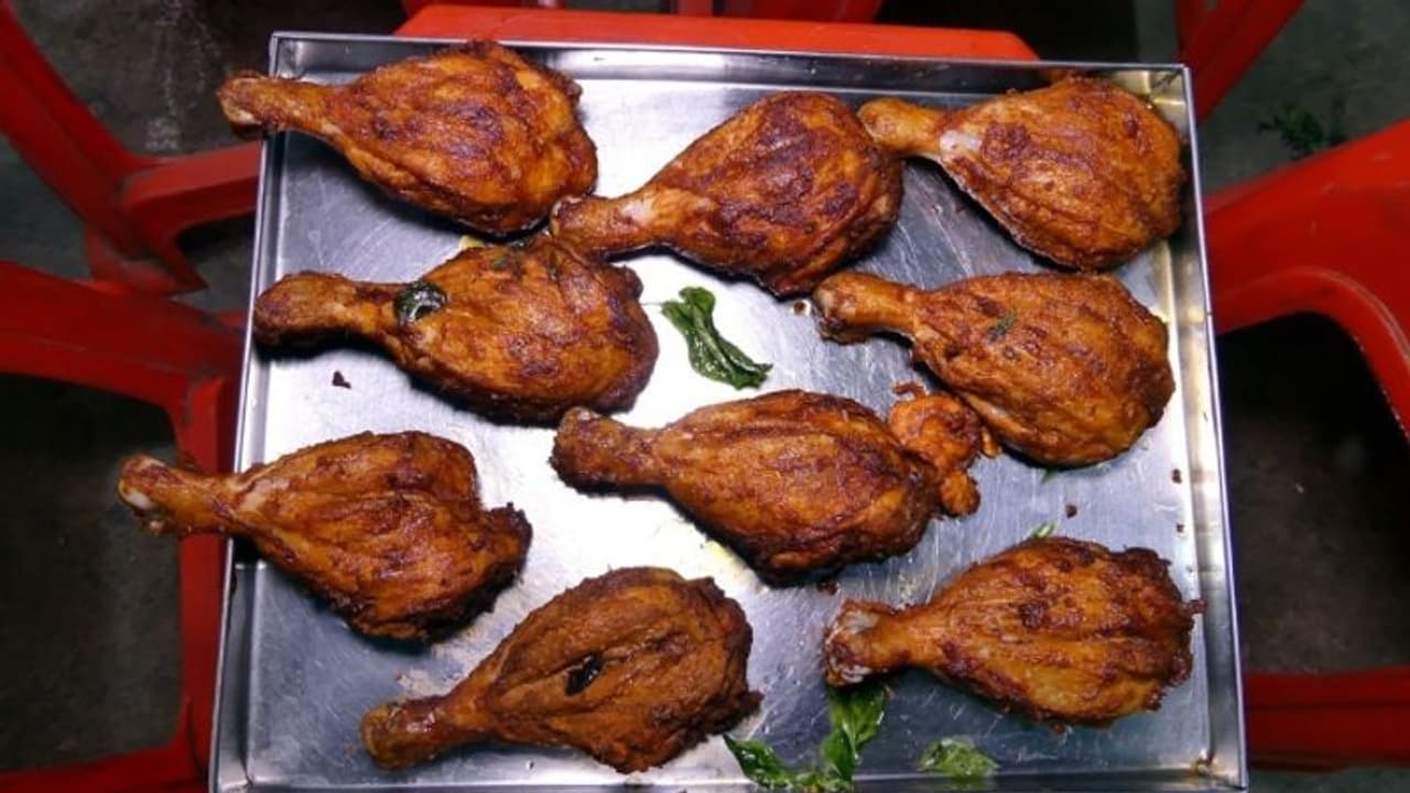 'കുട്ടികള്‍ക്കുള്ള ചിക്കനില്‍ കാലുകളും നല്ല കഷ്ണങ്ങളും അധ്യാപകര്‍ ചൂണ്ടുന്നു'; രോഷാകുലരായി മാതാപിതാക്കള്‍