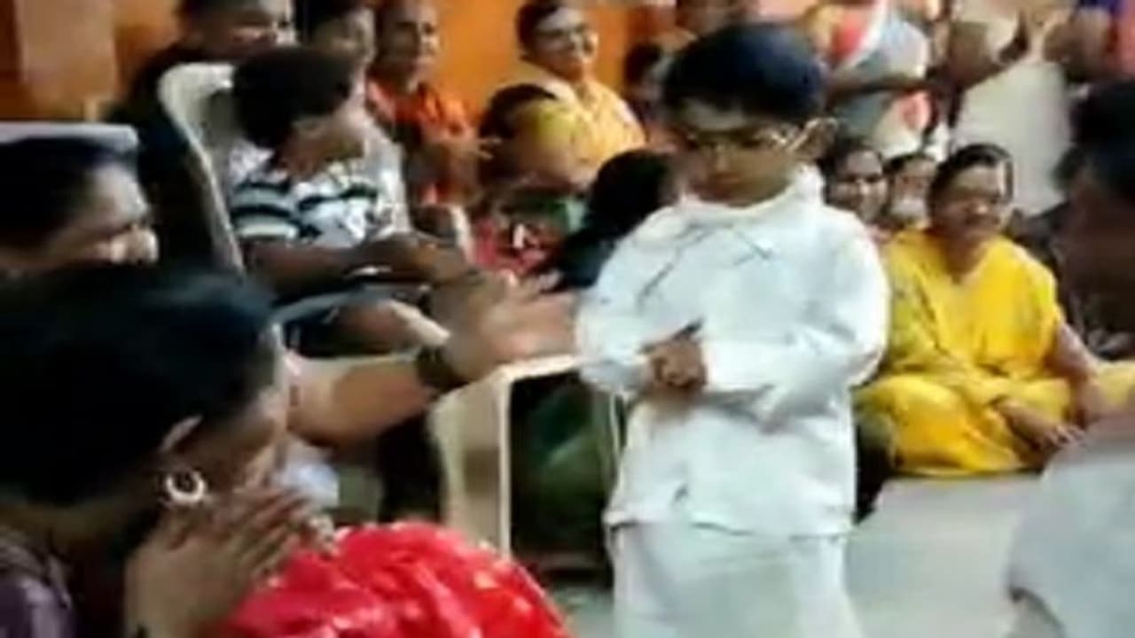 ವಿಜಯಪುರ: ಶಿವರಾತ್ರಿಯಂದು ಸಿದ್ದೇಶ್ವರ ಶ್ರೀಗಳ ರೀತಿ ಉಡುಗೆ ತೊಟ್ಟ ಪುಟಾಣಿ, ಕಾಲಿಗೆ ಬಿದ್ದ ಭಕ್ತರು..!