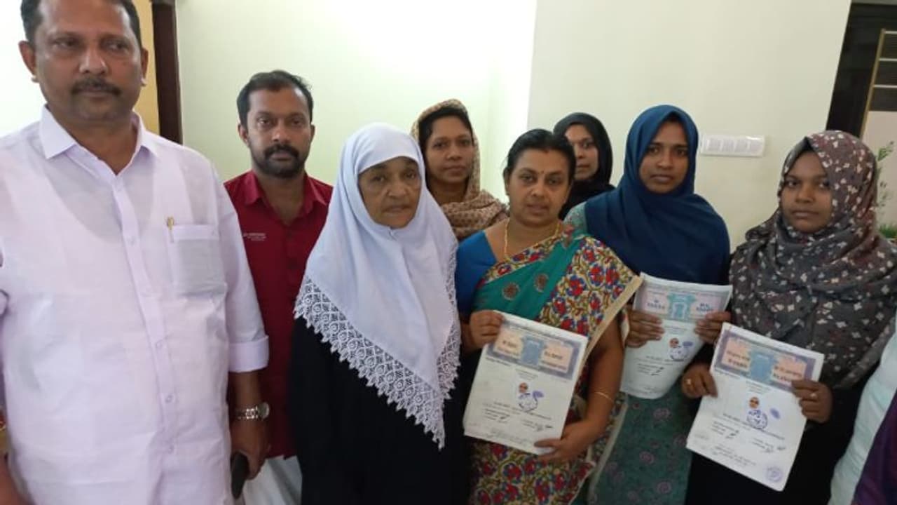 ഭര്ത്താവിന്റെ ഓര്മ്മയില് ലക്ഷങ്ങള് വിലയുള്ള ഭൂമി 3 പേര്ക്ക് വീട് വയ്ക്കാന് നല്കി ജമീല ബീവിയും മക്കളും ഭര്ത്താവിന്റെ ഓര്മ്മയില് ലക്ഷങ്ങള് വിലയുള്ള ഭൂമി 3 പേര്ക്ക് വീട് വയ്ക്കാന് നല്കി ജമീല ബീവിയും മക്കളും