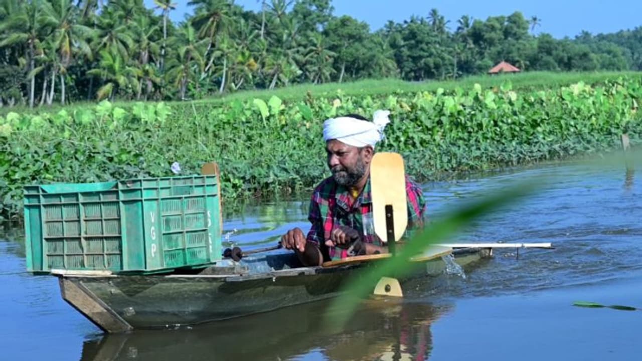 തുടങ്ങിയത് തമാശയ്ക്ക് പിന്നീട് കാര്യമായി, സ്വയം നിര്മ്മിച്ച ചെറുബോട്ടില് കായലിന്റെ രക്ഷകനായി ബിനു തുടങ്ങിയത് തമാശയ്ക്ക് പിന്നീട് കാര്യമായി, സ്വയം നിര്മ്മിച്ച ചെറുബോട്ടില് കായലിന്റെ രക്ഷകനായി ബിനു