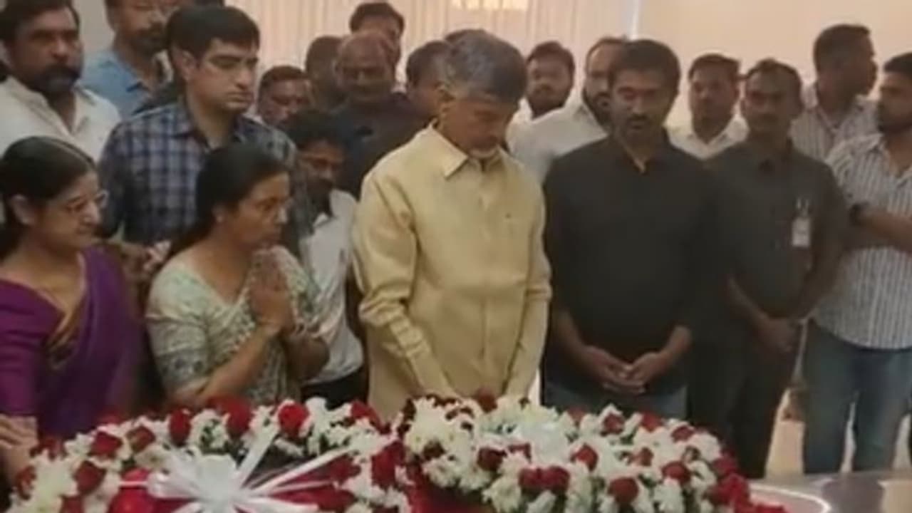 తారకరత్న భౌతికకాయానికి చంద్రబాబు దంపతుల నివాళులు.. తారకరత్న భౌతికకాయానికి చంద్రబాబు దంపతుల నివాళులు..