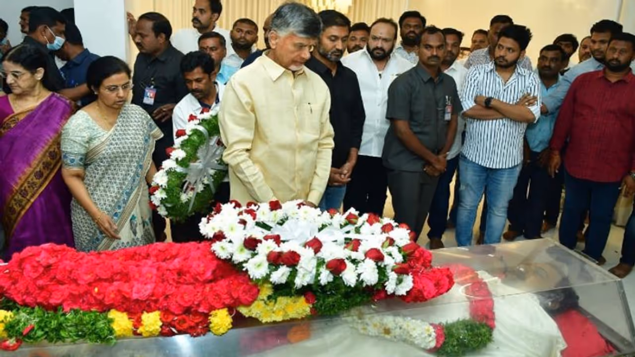 ఈసారి ఎన్నికల్లో పోటీ చేయాలని ఉందని తారకరత్న నాతో చెప్పారు.. కుటుంబానికి అండగా ఉంటాం: చంద్రబాబు ఈసారి ఎన్నికల్లో పోటీ చేయాలని ఉందని తారకరత్న నాతో చెప్పారు.. కుటుంబానికి అండగా ఉంటాం: చంద్రబాబు