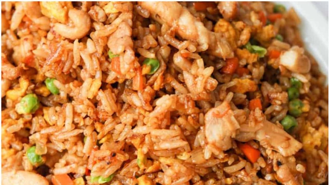 വെജ് ഹോട്ടലിൽ കയറി ചിക്കൻ ഫ്രൈഡ് റൈസ് ചോദിച്ചു; ഇല്ലെന്ന് പറഞ്ഞപ്പോള് 'അടിയുണ്ടാക്കി' പൊലീസുകാർ വെജ് ഹോട്ടലിൽ കയറി ചിക്കൻ ഫ്രൈഡ് റൈസ് ചോദിച്ചു; ഇല്ലെന്ന് പറഞ്ഞപ്പോള് 'അടിയുണ്ടാക്കി' പൊലീസുകാർ