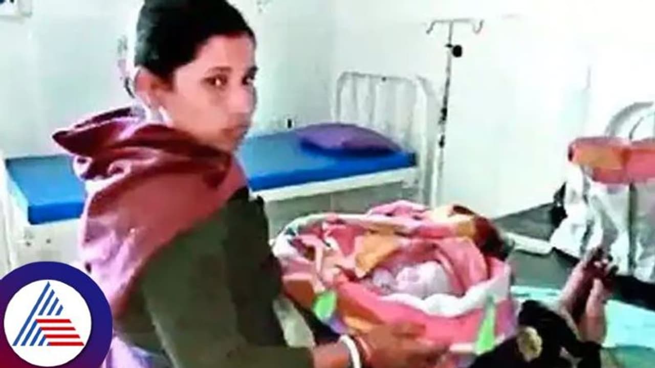 ಹೆರಿಗೆಯಾದ ಕೆಲವೇ ಗಂಟೆಯಲ್ಲಿ ಆಂಬ್ಯುಲೆನ್ಸ್ ನಲ್ಲಿ ತೆರಳಿ 10ನೇ ತರಗತಿ ಪರೀಕ್ಷೆ ಬರೆದ ಯುವತಿ ಹೆರಿಗೆಯಾದ ಕೆಲವೇ ಗಂಟೆಯಲ್ಲಿ ಆಂಬ್ಯುಲೆನ್ಸ್ ನಲ್ಲಿ ತೆರಳಿ 10ನೇ ತರಗತಿ ಪರೀಕ್ಷೆ ಬರೆದ ಯುವತಿ