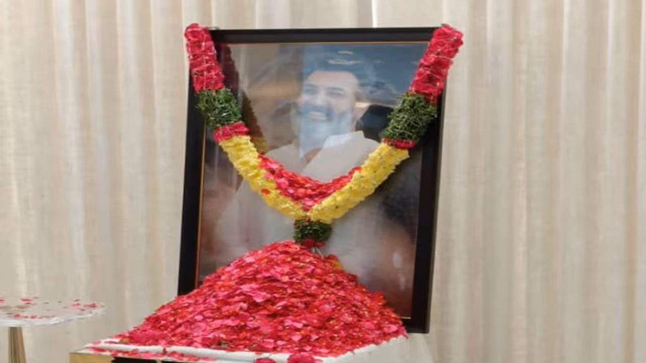 Taraka Ratna funeral today: Jr NTR, Nandamuri Balakrishna and others pay last respects in Hyderabad