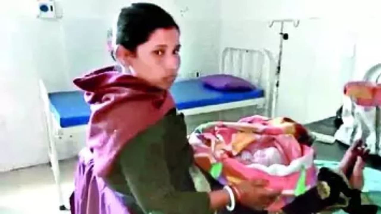 பிரசவம் முடிந்த சிறிது நேரத்தில் 10ஆம் வகுப்பு தேர்வு எழுதிய பெண் பிரசவம் முடிந்த சிறிது நேரத்தில் 10ஆம் வகுப்பு தேர்வு எழுதிய பெண்