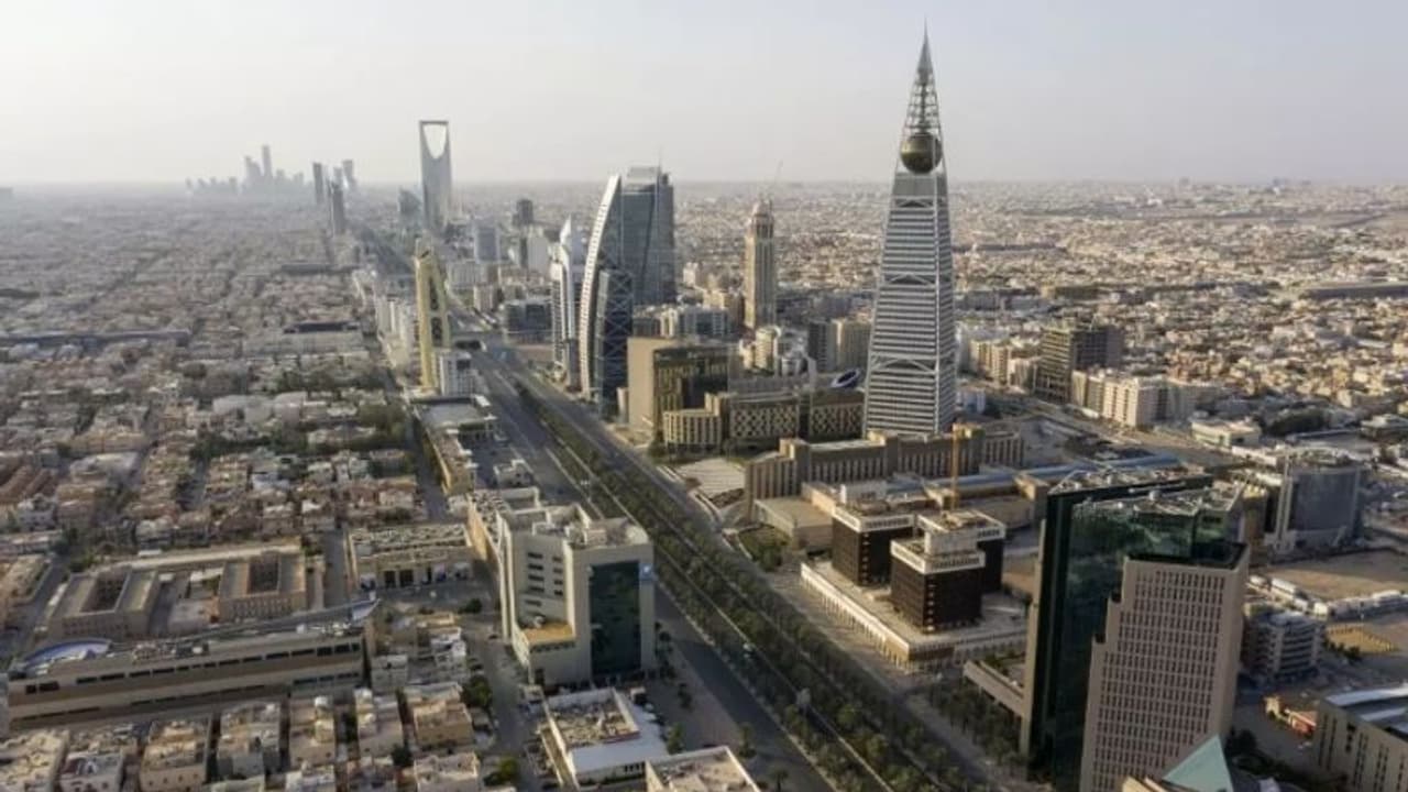 വിദേശികൾക്ക് തിരിച്ചടി; വിവിധ തൊഴിലുകളിൽ സ്വദേശിവത്കരണം നടപ്പാക്കി വിദേശികൾക്ക് തിരിച്ചടി; വിവിധ തൊഴിലുകളിൽ സ്വദേശിവത്കരണം നടപ്പാക്കി