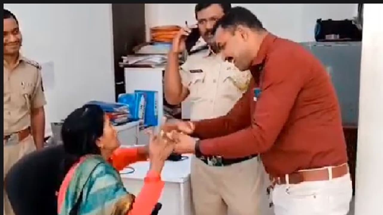 ತಪ್ಪಿ ಹೋದ ಯುಪಿ ವೃದ್ಧೆಯನ್ನು ಕುಟುಂಬದೊಂದಿಗೆ ಸೇರಿಸಿದ ಮುಂಬೈ ಪೊಲೀಸರು ತಪ್ಪಿ ಹೋದ ಯುಪಿ ವೃದ್ಧೆಯನ್ನು ಕುಟುಂಬದೊಂದಿಗೆ ಸೇರಿಸಿದ ಮುಂಬೈ ಪೊಲೀಸರು