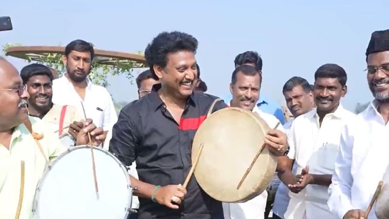 ஈரோடு கிழக்கு இடைத்தேர்தல் பிரச்சாரம்... பறையடிக்க கற்றுக்கொண்ட அமைச்சர் அன்பில் மகேஷ்!! ஈரோடு கிழக்கு இடைத்தேர்தல் பிரச்சாரம்... பறையடிக்க கற்றுக்கொண்ட அமைச்சர் அன்பில் மகேஷ்!!