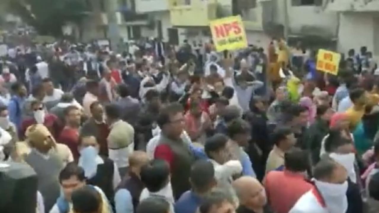 ఓల్డ్ పెన్షన్ స్కీమ్ కోసం ప్రభుత్వ ఉద్యోగుల నిరసనలు.. జల ఫిరంగులు, టియర్ గ్యాస్ ప్రయోగించిన పోలీసులు ఓల్డ్ పెన్షన్ స్కీమ్ కోసం ప్రభుత్వ ఉద్యోగుల నిరసనలు.. జల ఫిరంగులు, టియర్ గ్యాస్ ప్రయోగించిన పోలీసులు