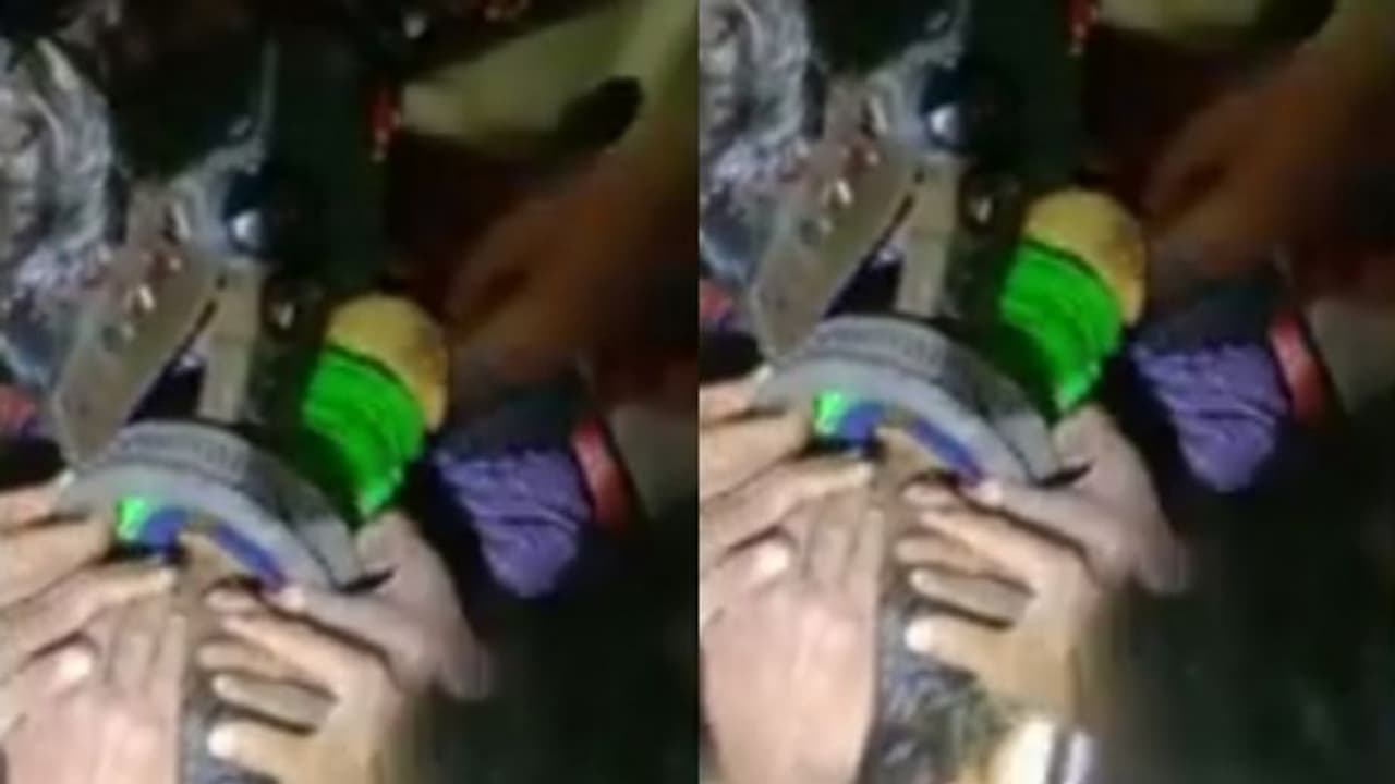 മൂന്നു വയസുകാരന്റെ തലയില് വളയം കുടുങ്ങി: രക്ഷകരായി ഫയര്ഫോഴ്സ്, സംഭവം മലപ്പുറത്ത് മൂന്നു വയസുകാരന്റെ തലയില് വളയം കുടുങ്ങി: രക്ഷകരായി ഫയര്ഫോഴ്സ്, സംഭവം മലപ്പുറത്ത്