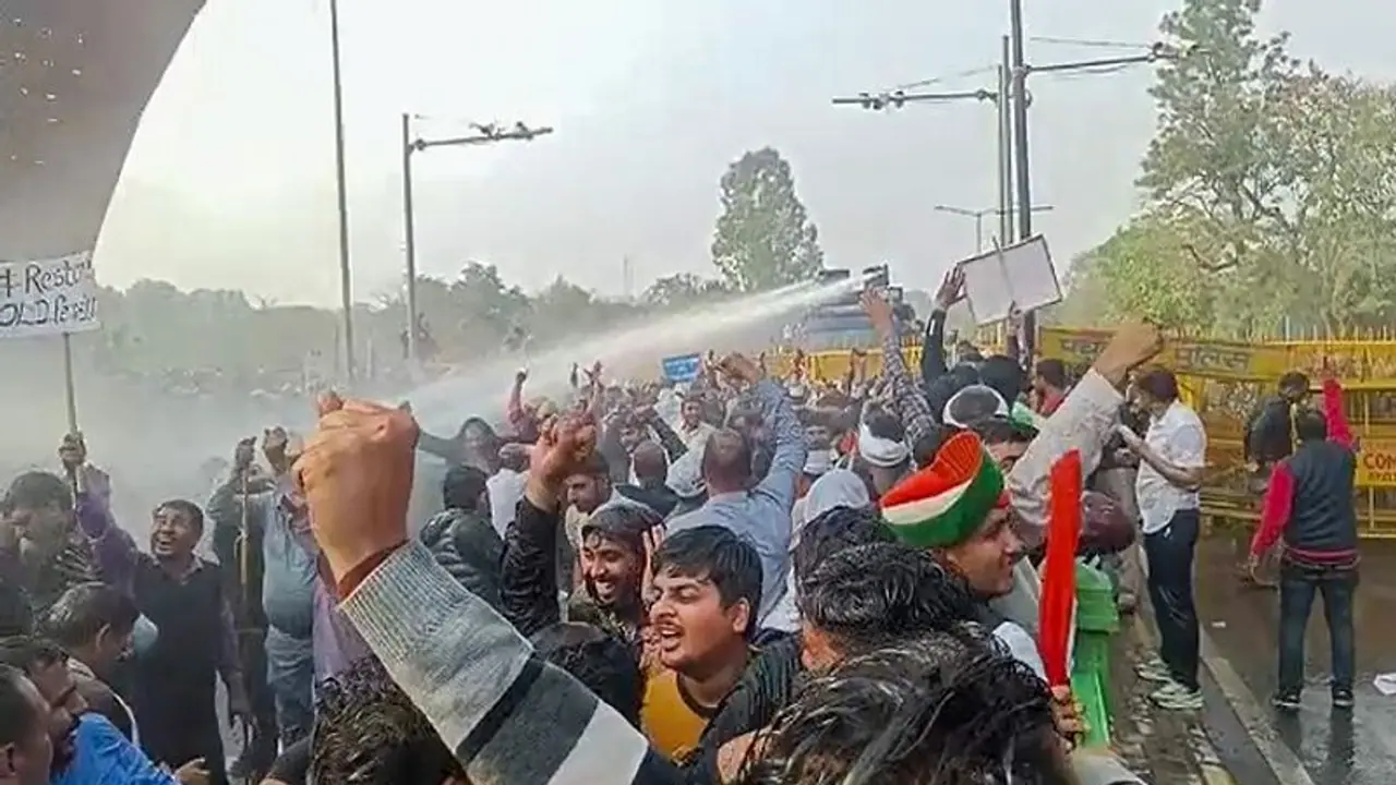 Police use tear gas on protesters in Panchkula demanding restoration of Old Pension Scheme Police use tear gas on protesters in Panchkula demanding restoration of Old Pension Scheme